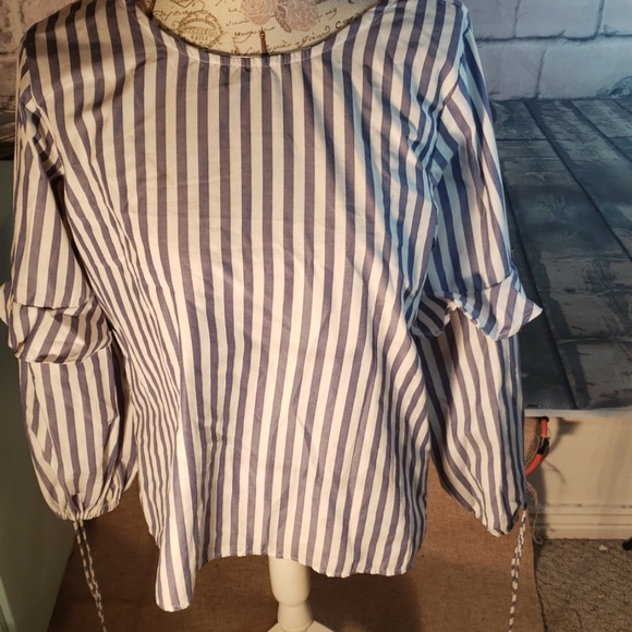 Puff sleeve blouse size Large - Picture 2 of 4